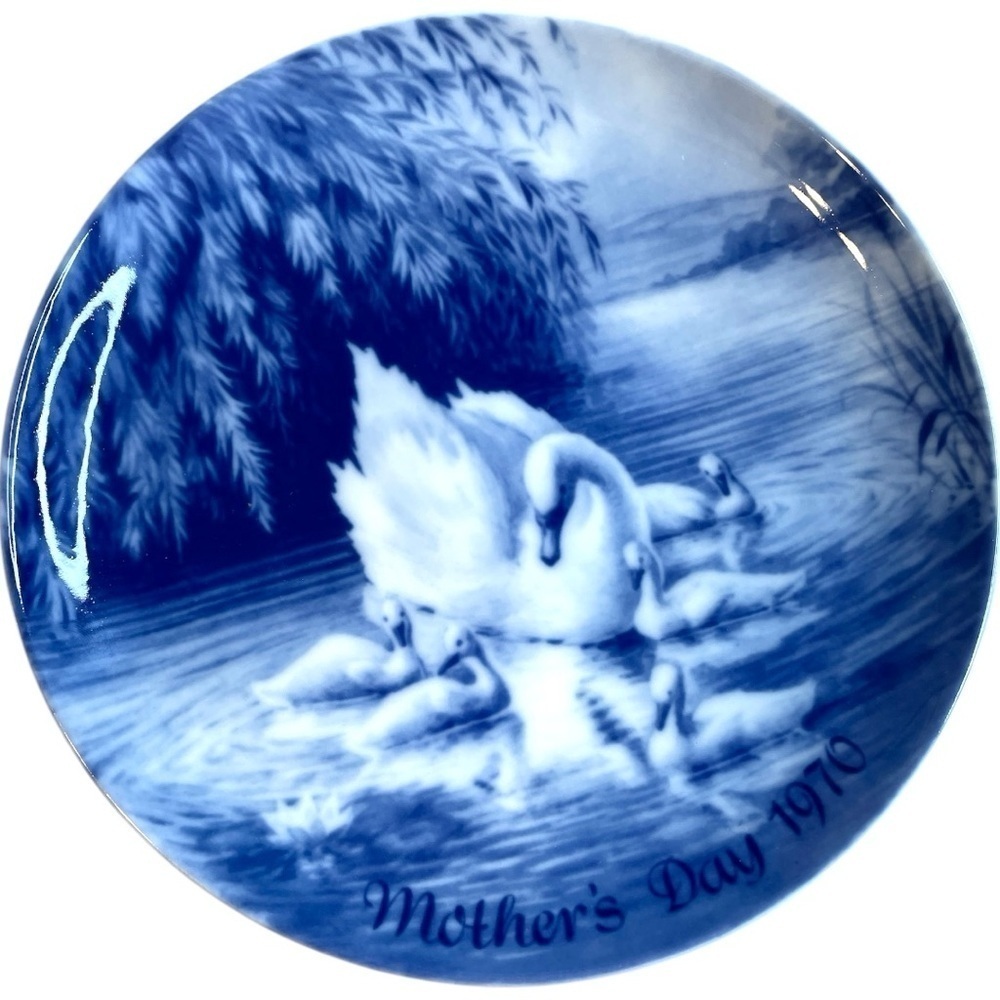 Two blue Mothers Day plates from the 1970’s, both feature swan and signets, EUC - Picture 3 of 6